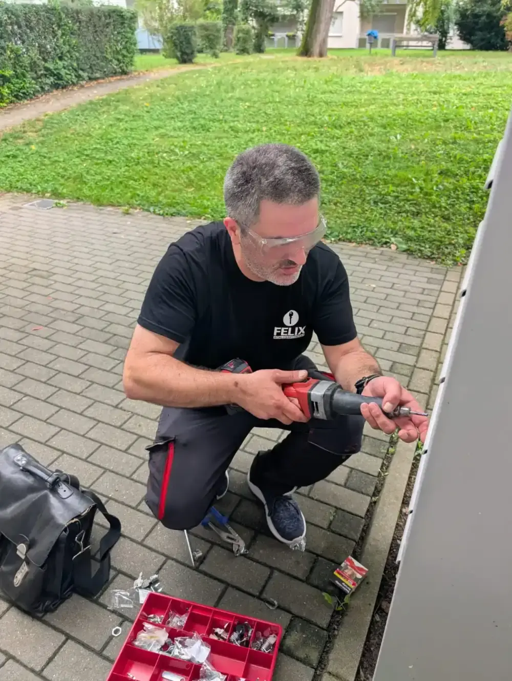Schlüsseldienst24h Monteur bei einer Türöffnung in Birkach